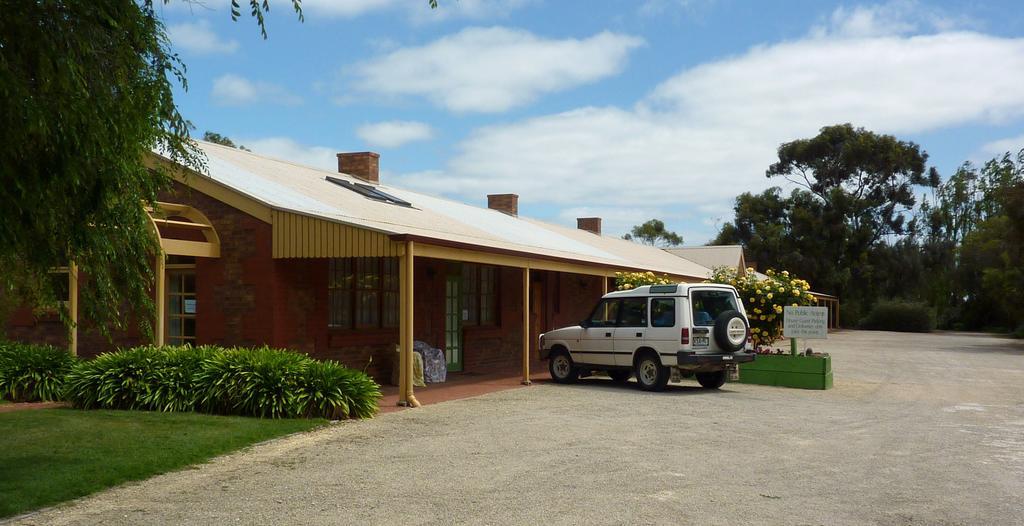 Coonawarra Place Motor Inn Bagian luar foto