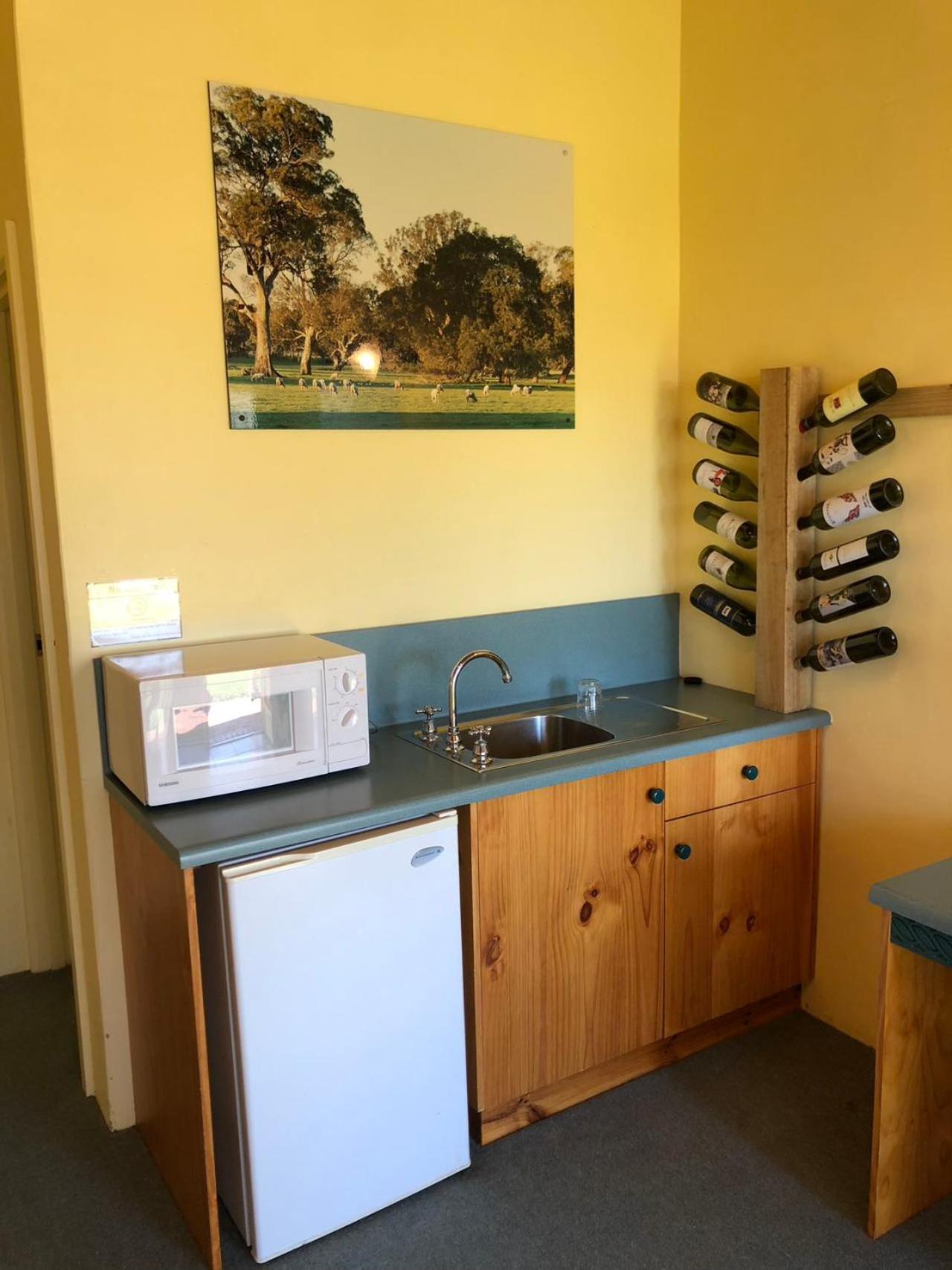 Coonawarra Place Motor Inn Bagian luar foto