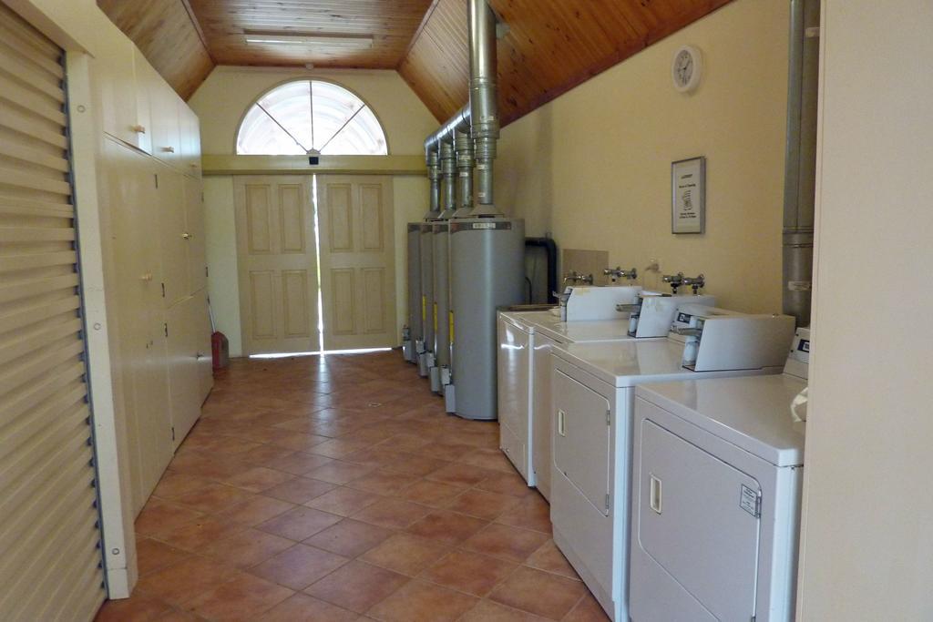 Coonawarra Place Motor Inn Bagian luar foto