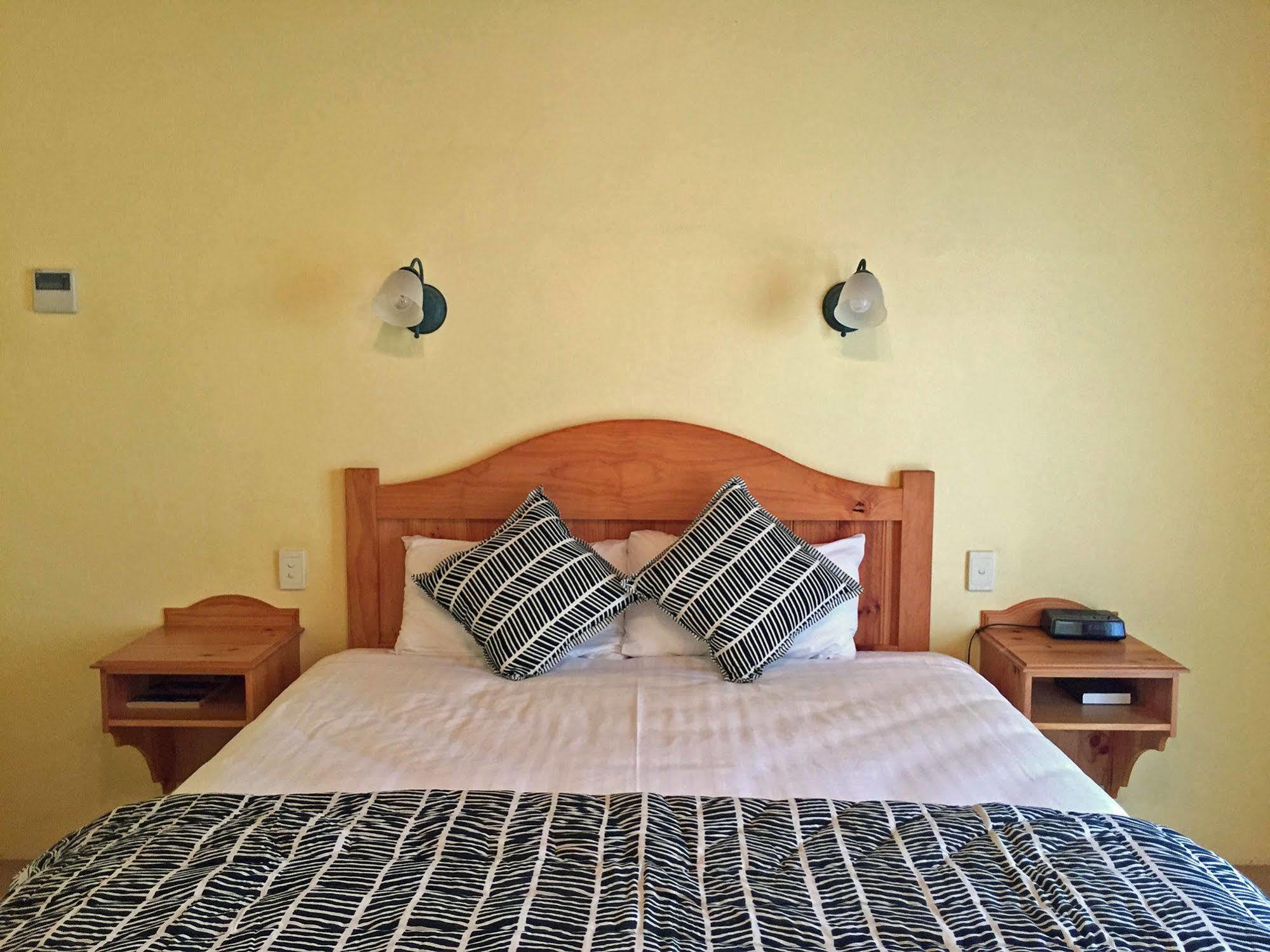 Coonawarra Place Motor Inn Bagian luar foto