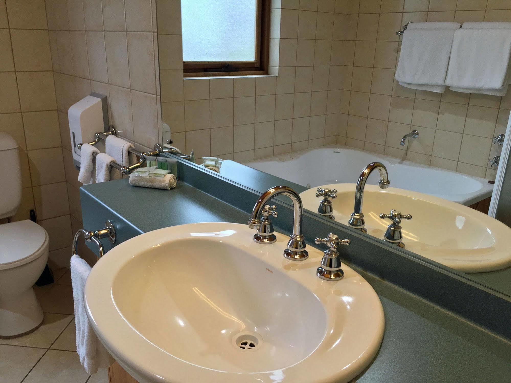 Coonawarra Place Motor Inn Bagian luar foto