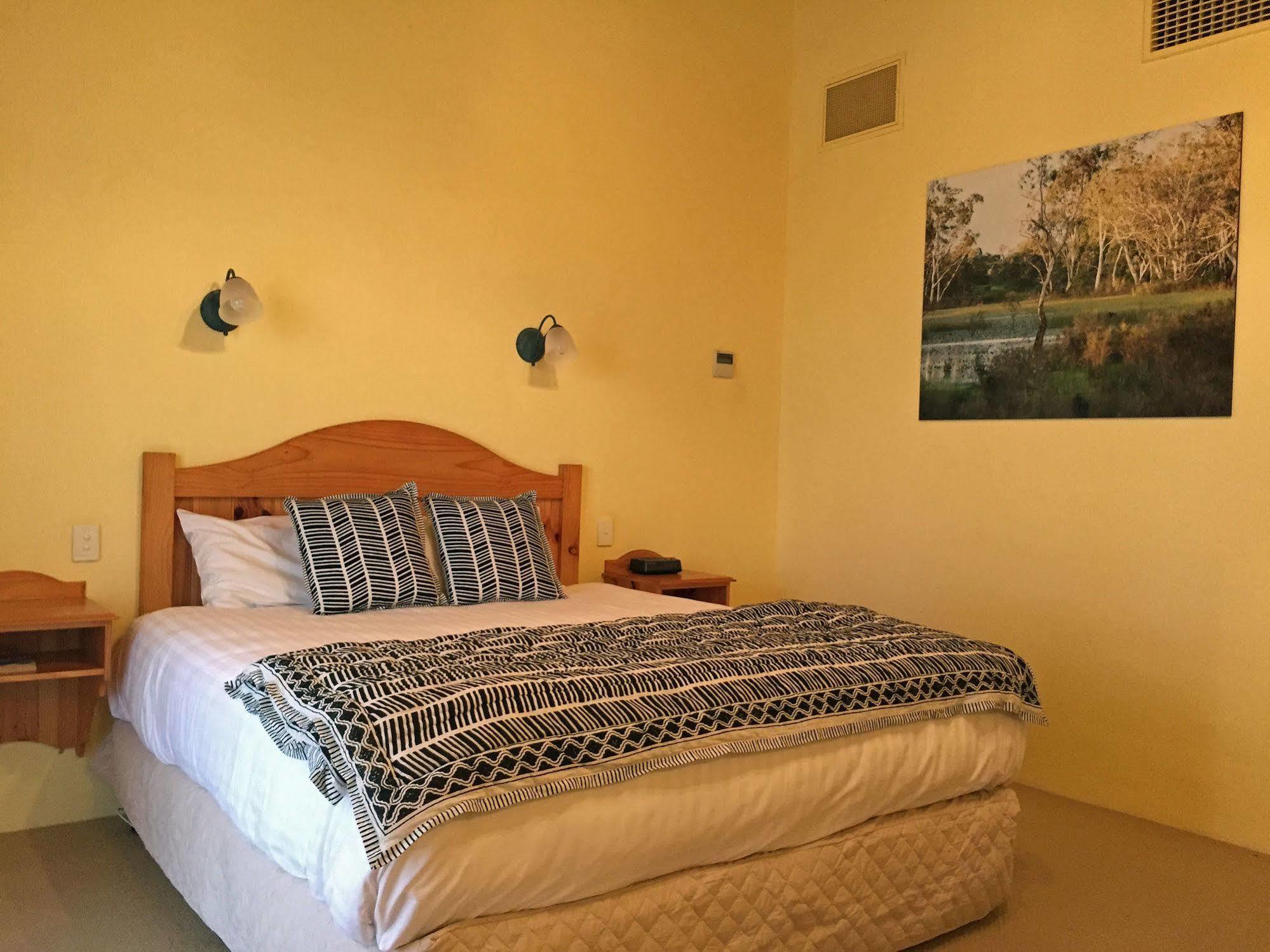 Coonawarra Place Motor Inn Bagian luar foto