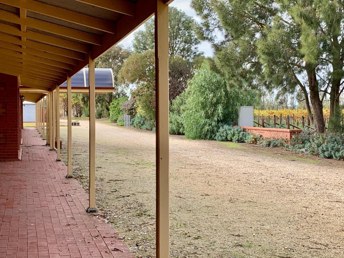 Coonawarra Place Motor Inn Bagian luar foto